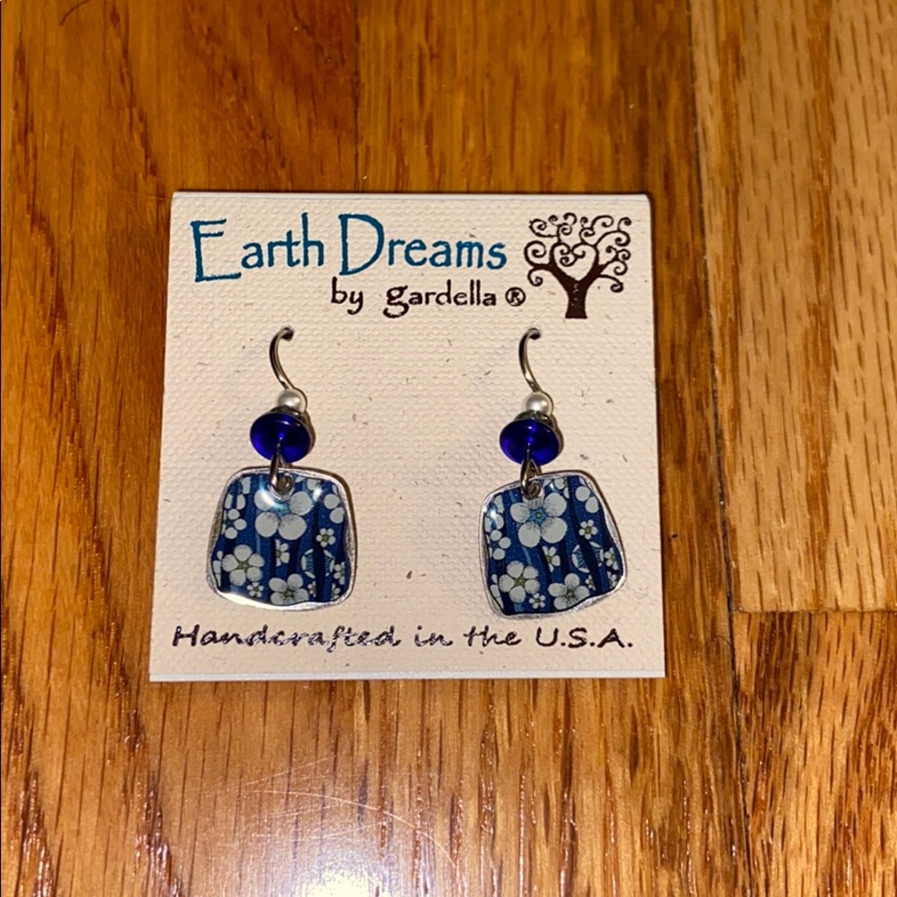 NEW Earth Dreams Beautiful Dangly Floral Earrings